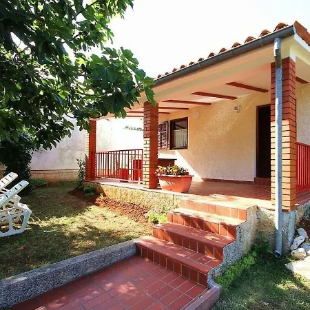Holiday House Adam Medulin